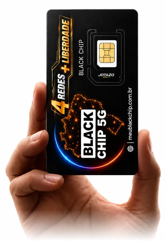 Mão segurando o chip Black Chip 5G da Jotazo Brasil com as quatro redes